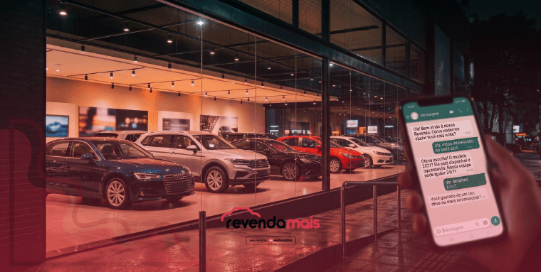 Showroom de loja de veículos seminovos iluminado à noite com smartphone exibindo conversa no WhatsApp em primeiro plano
