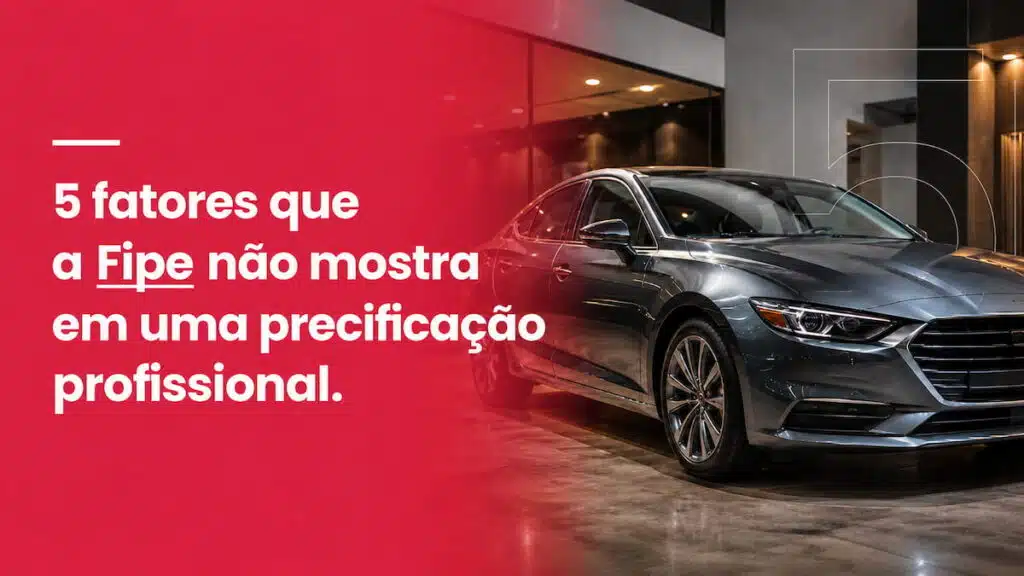 Sedan prata em showroom de revenda com headline editorial sobre os 5 fatores que a Fipe não mostra em uma precificação profissional