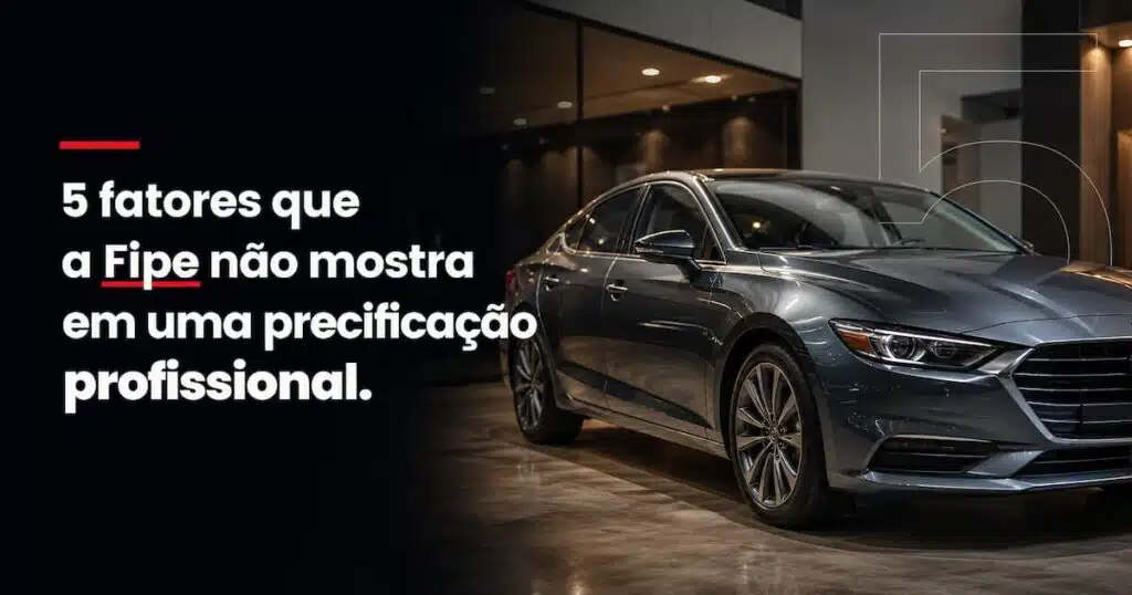 Sedan prata em showroom de revenda com headline editorial sobre os 5 fatores que a Fipe não mostra em uma precificação profissional