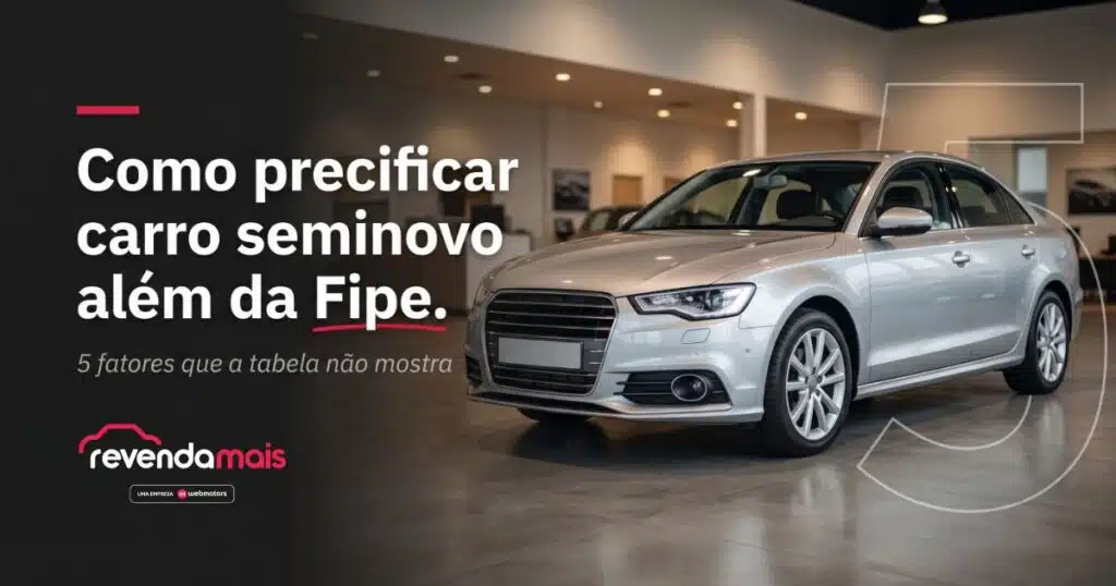 Sedan prata em showroom de revenda com headline editorial sobre como precificar carro seminovo além da Fipe